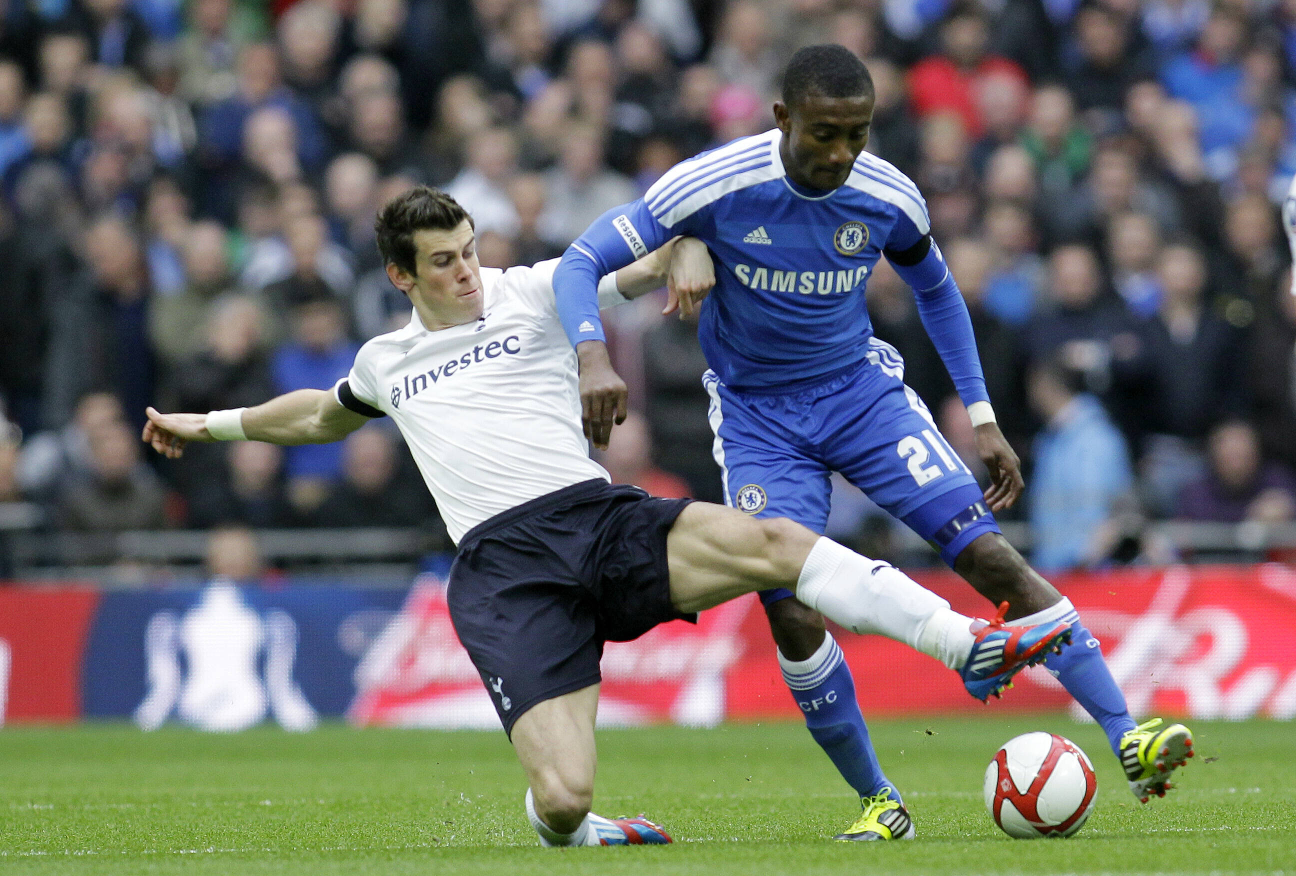 Bale tenta desarmar Kalou. Foto: AP