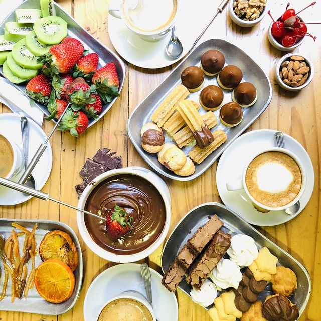 Além dessas variações, novas combinações têm surgido ao redor do mundo, adaptando o fondue para diferentes culturas e preferências gastronômicas. Reprodução: Flipar