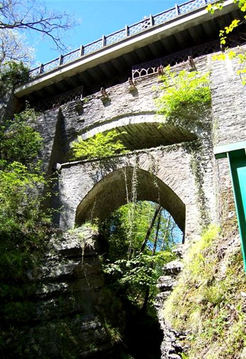 Lenda: a ponte foi construída a pedido de uma mulher cuja vaca foi parar do lado oposto do rio. O Diabo exigiu a primeira alma que atravessasse a ponte e a mulher jogou pão para que seu cachorro passasse primeiro.  Reprodução: Flipar