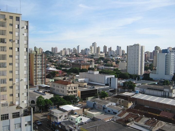 Carlo Acutis já tinha sido beatificado pelo Vaticano em 2020, após a Igreja reconhecer seu primeiro milagre,  ocorrido em 12 de outubro de 2010, em Campo Grande, Mato Grosso do Sul, quando uma criança brasileira teria sido curada ao tocar uma roupa que continha sangue do adolescente. Reprodução: Flipar