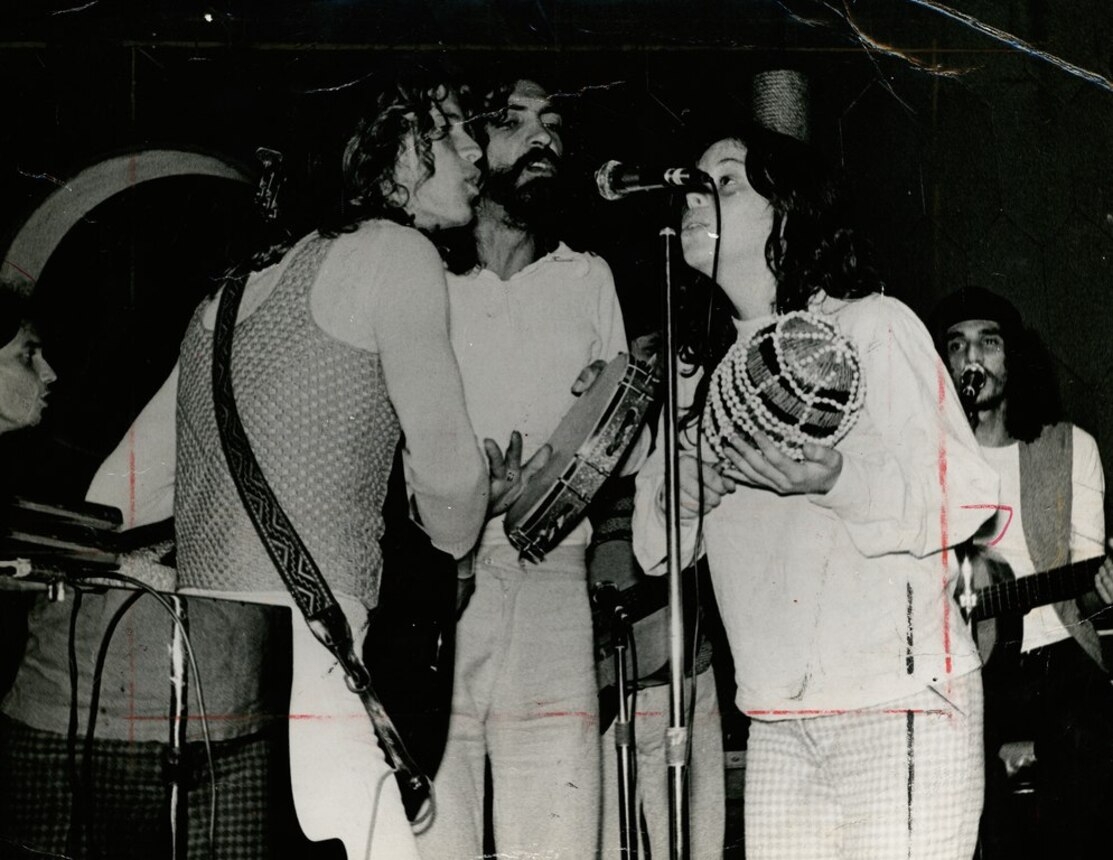 Ela iniciou sua carreira na década de 1970 como vocalista da banda Novos Baianos, ao lado de Pepeu Gomes e Moraes Moreira, onde se destacou por sua voz potente e estilo único. Reprodução: Flipar