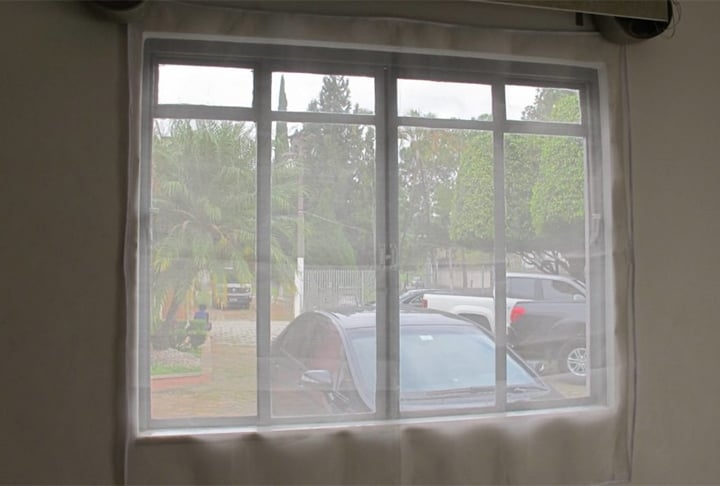 Quem quiser pode instalar telas nas janelas e na varanda para conter os insetos (mas com buracos bem fininhos, por onde não passem os bichos).   Reprodução: Flipar