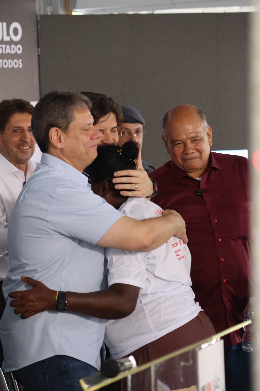 Tarcísio participa da entrega de mais de 550 moradias em SP. Foto: Reprodução/Gabriel Barros - Portal iG