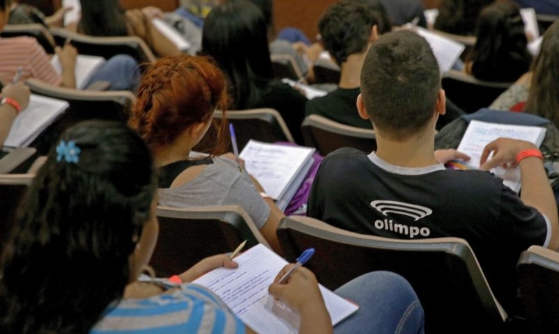 Em 2015, as notas do Enem viraram critério para o financiamento do Fundo de Financiamento Estudantil (Fies), programa do governo brasileiro que oferece financiamento a juros baixos para estudantes cursarem o ensino superior em instituições privadas. Reprodução: Flipar