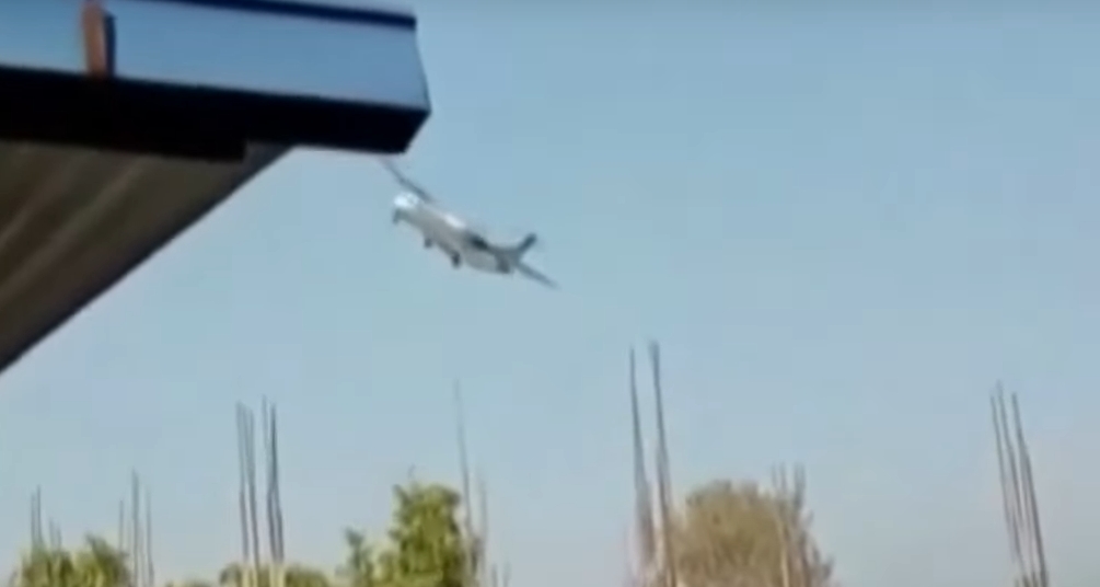 De repente, o avião fez uma manobra e se inclinou de forma brusca para a esquerda, e então se ouviu uma forte explosão. Reprodução: Flipar