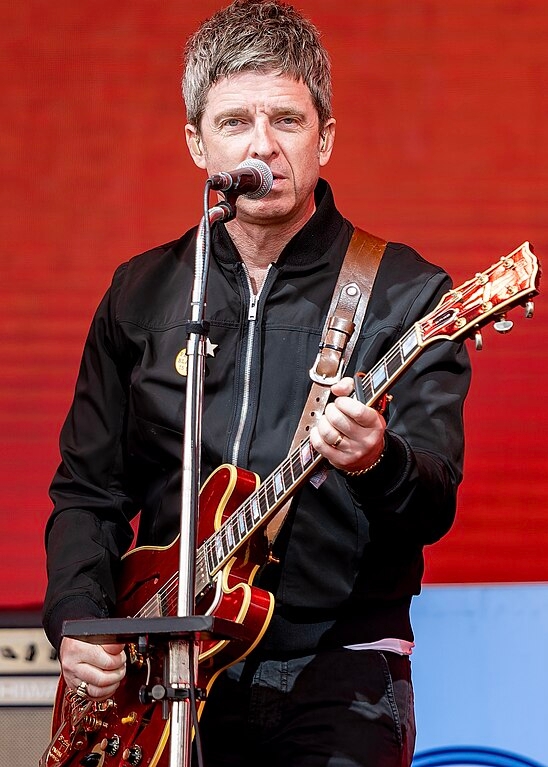 “Eu tive que desligar. Não fazia sentido nenhum. Tinha tipo 300 pessoas saindo de um carro nos primeiros dois minutos”, declarou Gallagher em entrevista a uma rádio britânica, referindo-se à primeira cena da apresentação, quando bailarinos deixam um pequeno carro por um truque visual.
 Reprodução: Flipar