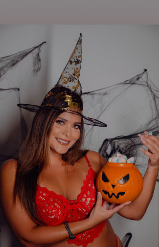 Geisy Arruda curte Halloween de lingerie vermelha Reprodução/Instagram