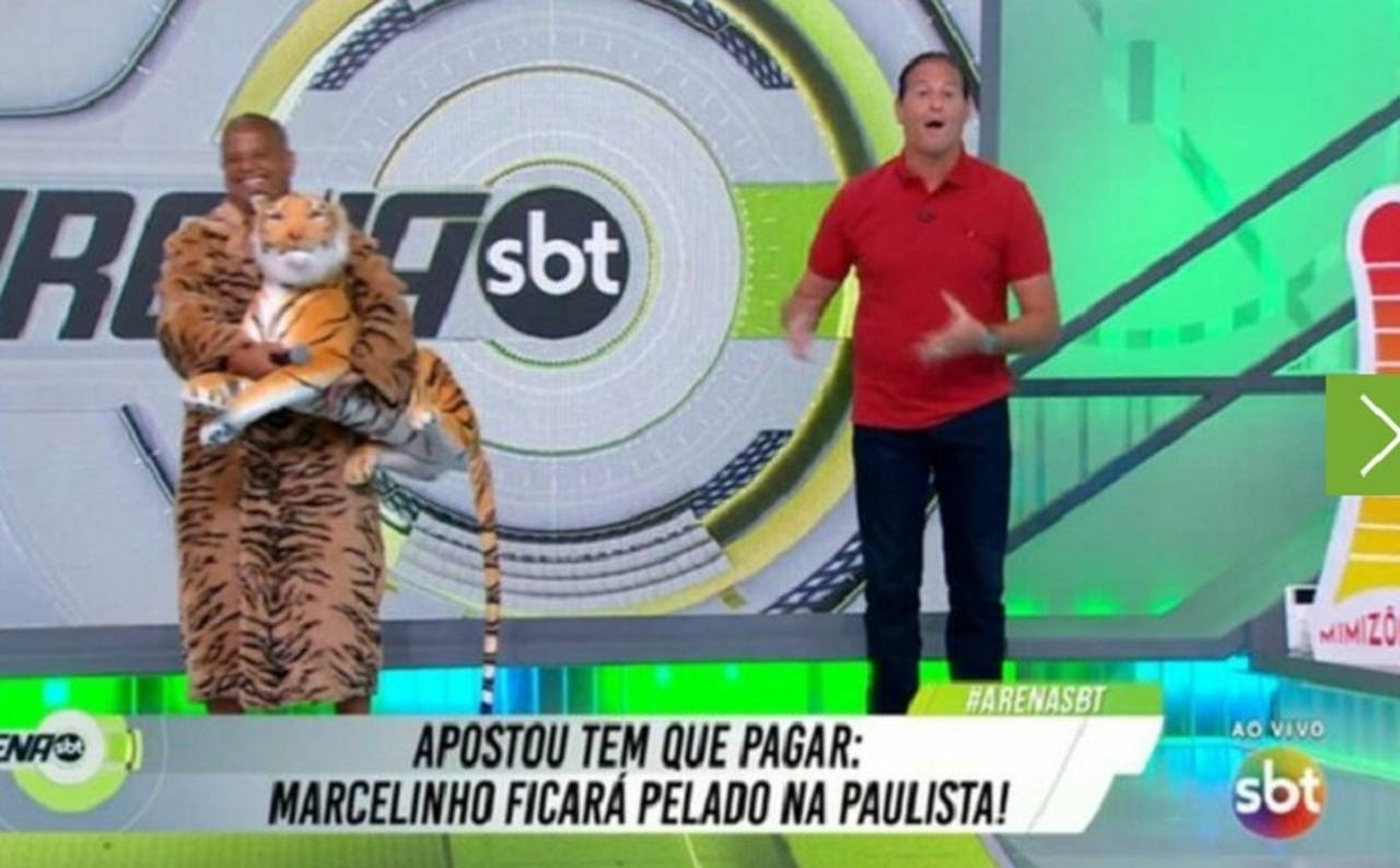 O ex-jogador Marcelinho Carioca pagou uma promessa de correr “pelado” na Avenida Paulista, em São Paulo, durante o Arena SBT, em fevereiro desse ano. O ídolo do Corinthians havia apostado na derrota do Palmeiras contra o Santos, na final da Libertadores. Além da dívida, ele ainda vestiu uma fantasia de tigre, em referência ao time que eliminou o Alviverde no Mundial. Reprodução: Flipar