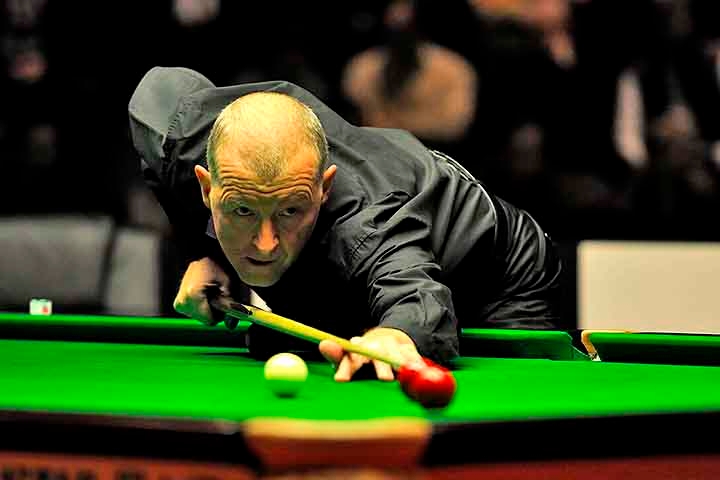 Um expoente na sinuca é o britânico Steve Davis. Ele  dominou o circuito profissional nos anos 1980, conquistando seis títulos mundiais e revolucionando o jogo com sua técnica precisa e mentalidade estratégica. Reprodução: Flipar