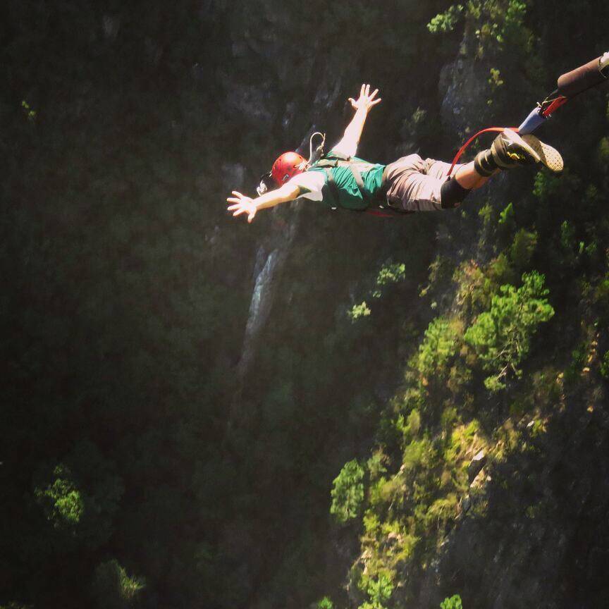 Gustavo mostrou ser bem corajoso ao pular de bungee jump do alto do arco da maior ponte da África, a Bloukrans River Bridge.. Foto: Reprodução/Instagram