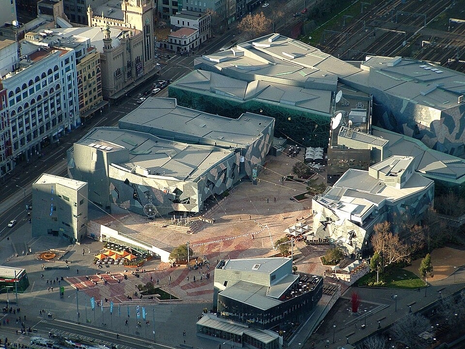 Federation Square – Melbourne, Austrália - Inaugurada em 2002, destaca-se pelo design arquitetônico moderno e sua localização central. Funciona como centro cultural e palco de eventos públicos. Seu estilo contemporâneo contrasta com a história da cidade.
 Reprodução: Flipar