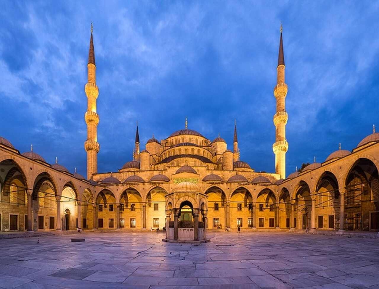 A cidade de Istambul, na Turquia, é repleta de construções históricas e impressionantes. Visitar o local é conhecer não apenas sobre a cultura turca mas da própria humanidade, já que o local foi palco de civilizações antigas. Conheça os principais pontos turísticos da região: 