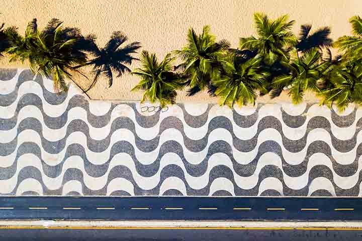 O desenho em curvas de sua calçada em padrão mar largo, simulando as ondas do mar, é conhecido no mundo todo. Foi, originalmente, concebido no século XIX, nas calçadas da Praça de Dom Pedro IV, mais conhecida como Praça do Rossio, em Lisboa, em Portugal, para homenagear o encontro das águas doces do Rio Tejo com o Oceano Atlântico. Reprodução: Flipar