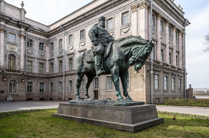 O legado de Alexandre, o Grande, é imenso. Suas conquistas mudaram o curso da história, conectando o Ocidente e o Oriente de maneiras que perduraram muito após sua morte. Reprodução: Flipar