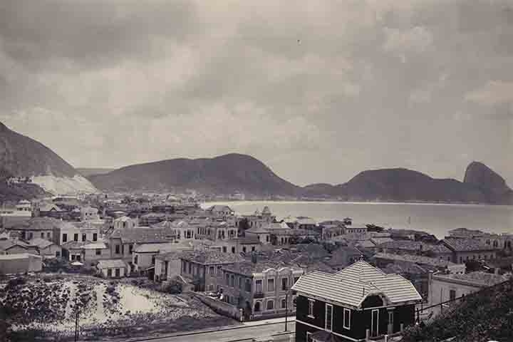 Com a ampliação das linhas de bonde até o Forte do Leme e à Igreja de Nossa Senhora de Copacabana (onde hoje fica o Forte de Copacabana), o bairro foi ganhando ruas e casas. Esse fator foi ainda mais acentuado com a inauguração da Avenida Atlântica em 1906, na orla do bairro.  Reprodução: Flipar