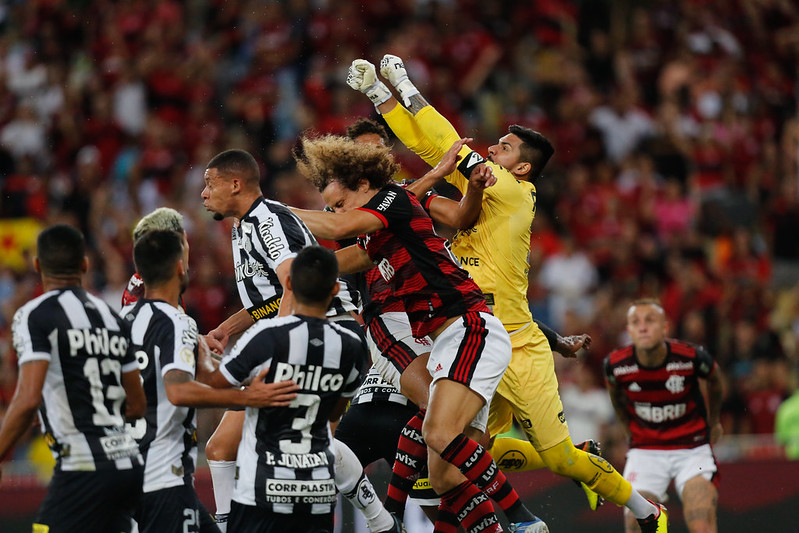 Com polêmicas de arbitragem, Flamengo vence o Santos no último