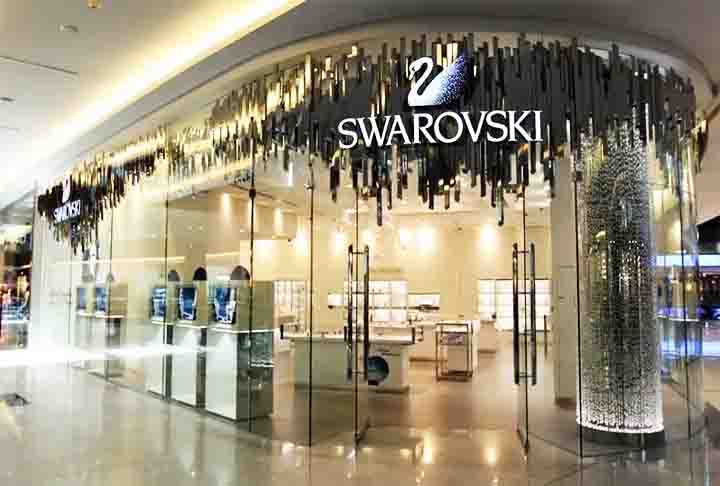 As lojas Swarovski ao redor do mundo são bastante conhecidas por oferecer uma experiência de compra sofisticada e única. Reprodução: Flipar