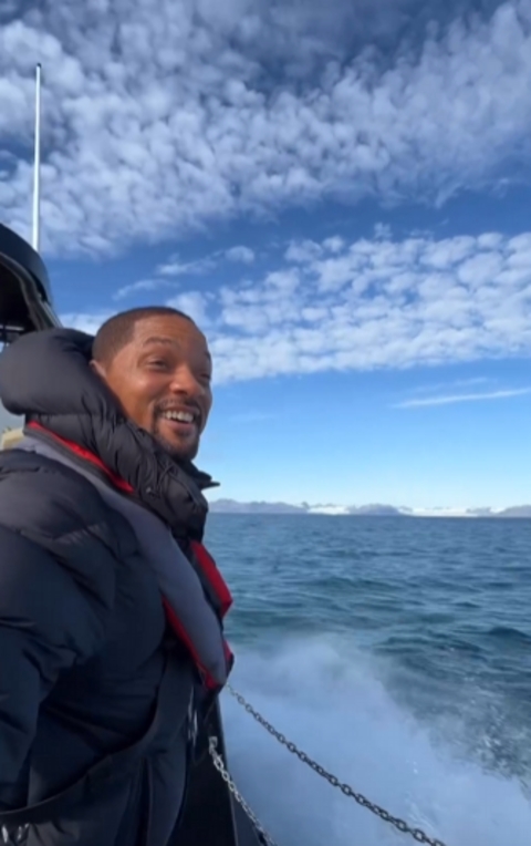 Ele postou um vídeo, relaxando e se divertindo em passeio de barco.