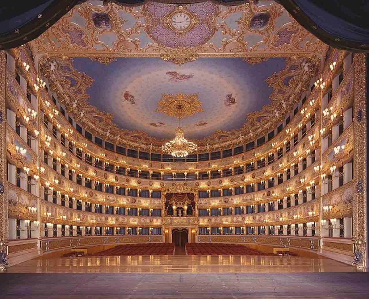 Teatro La Fenice (1792): Um dos teatros de ópera mais renomados do mundo, conhecido por estreias de compositores como Verdi e Rossini. Foi reconstruído após um incêndio devastador em 1996 Reprodução: Flipar