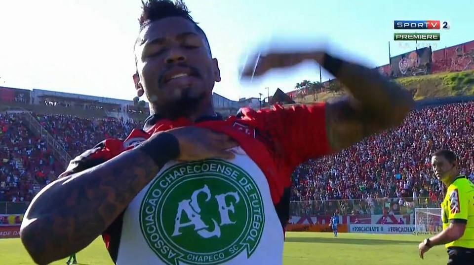 Marinho comemora seu gol diante do Palmeiras e homenageia a Chapecoense. Foto: Reprodução/SporTV