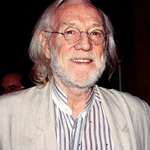 Com 48 anos de carreira, Harris atuou em dezenas de filmes e também era cantor. Ele morreu em 2002, aos 72 anos, e foi substituído por Michael Gambon no papel de Dumbledore. 