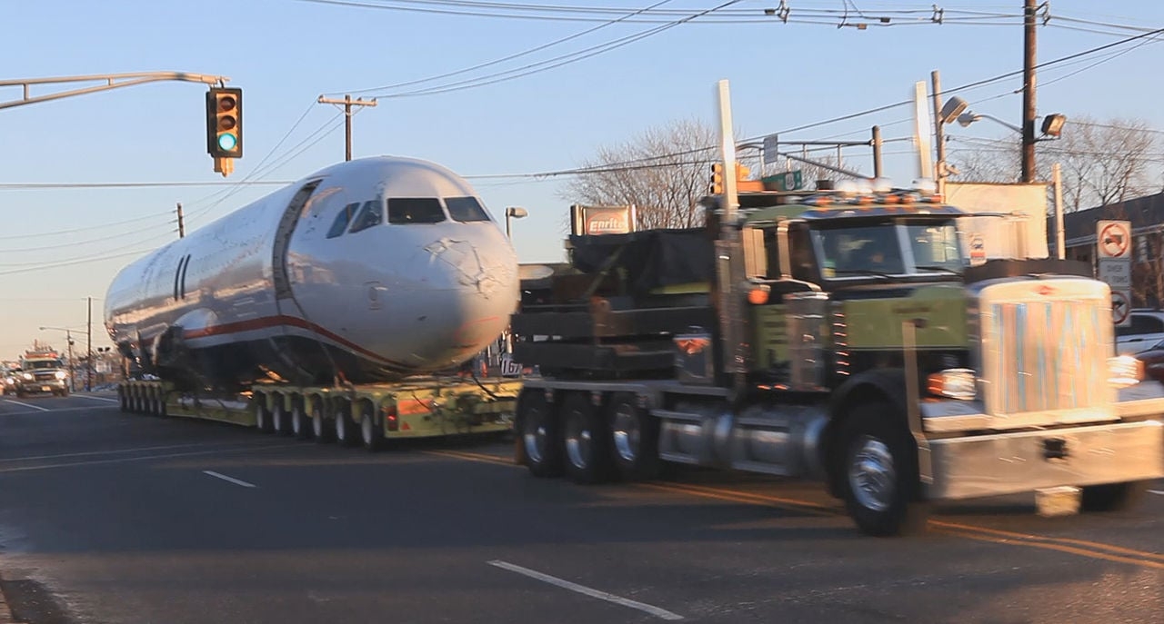 O avião foi retirado do rio dois dias depois. Sullenberger foi aclamado como herói pela população e pela mídia, mas enfrentou uma investigação minuciosa sobre o caso.  Reprodução: Flipar