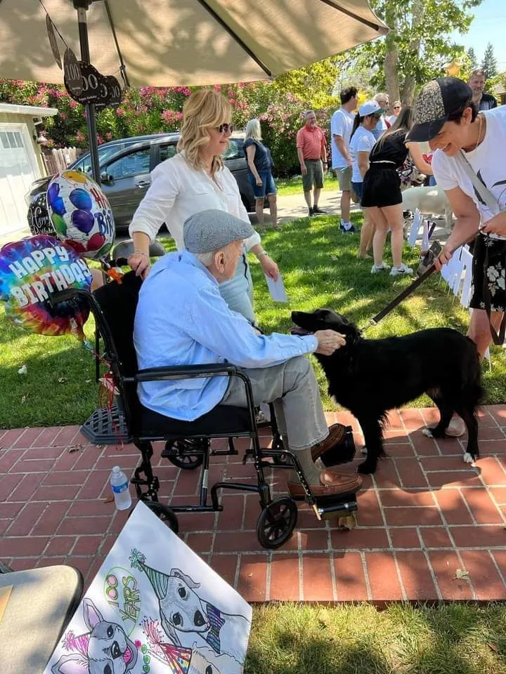 Robert ficou emocionado ao comemorar seus 100 anos podendo acariciar tantos cachorros . Foto: Reprodução/Caroline Moore - 17/06/2023