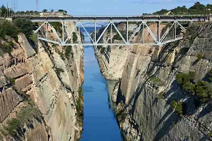 Canal de Corinto, Grécia: É um conector entre a Grécia continental e a península do Peloponeso. Por lá, tem uma ponte de 79 metros de altura em um canal estreito, construído no final do século XIX, com mais de 6 km de comprimento. Reprodução: Flipar