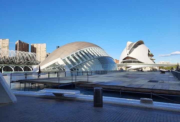 Cidade das Artes e Ciências - Valência - Espanha. É um complexo arquitetônico e cultural, inaugurado em 2000. Inclui o Oceanográfico, o maior aquário da Europa, o Museu de Ciências Príncipe Felipe, o Hemisférico, um cinema IMAX, e o Palácio das Artes Reina Sofia, dedicado à ópera e concertos. Com seu design futurista e inovador, o complexo é um importante destino turístico e cultural em Valência. Reprodução: Flipar