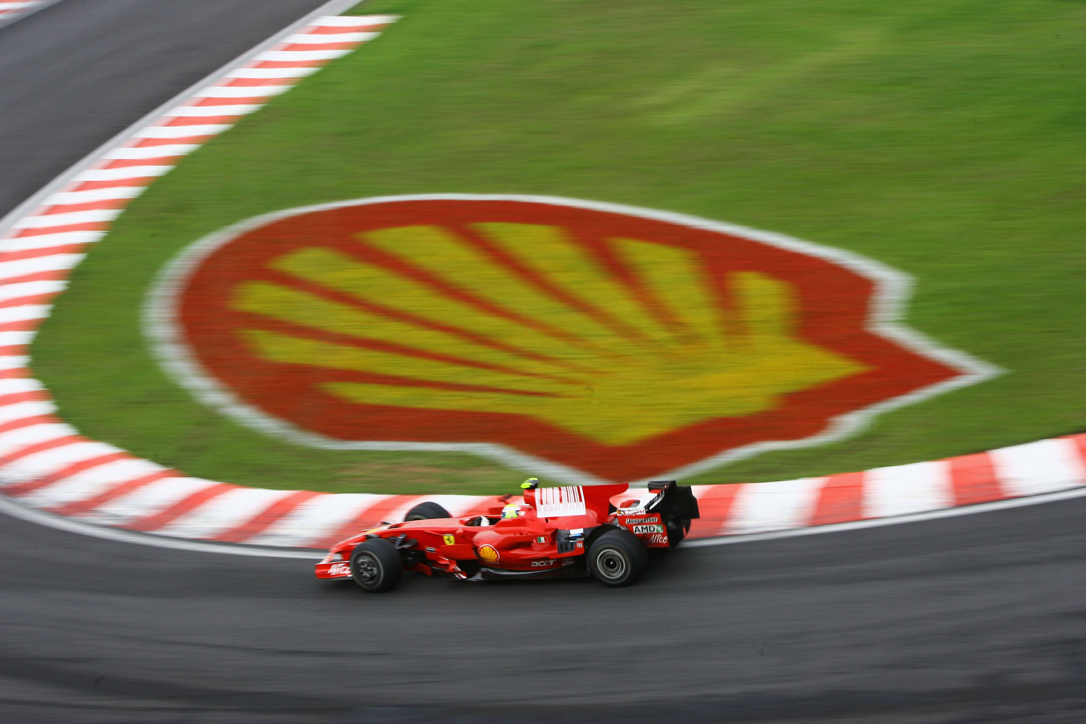 Mas o título escapou na última volta, quando Hamilton ultrapassou o alemão Timo  Glock e chegou em quinto, posição que lhe garantiu o campeonato. Foto: Getty Images