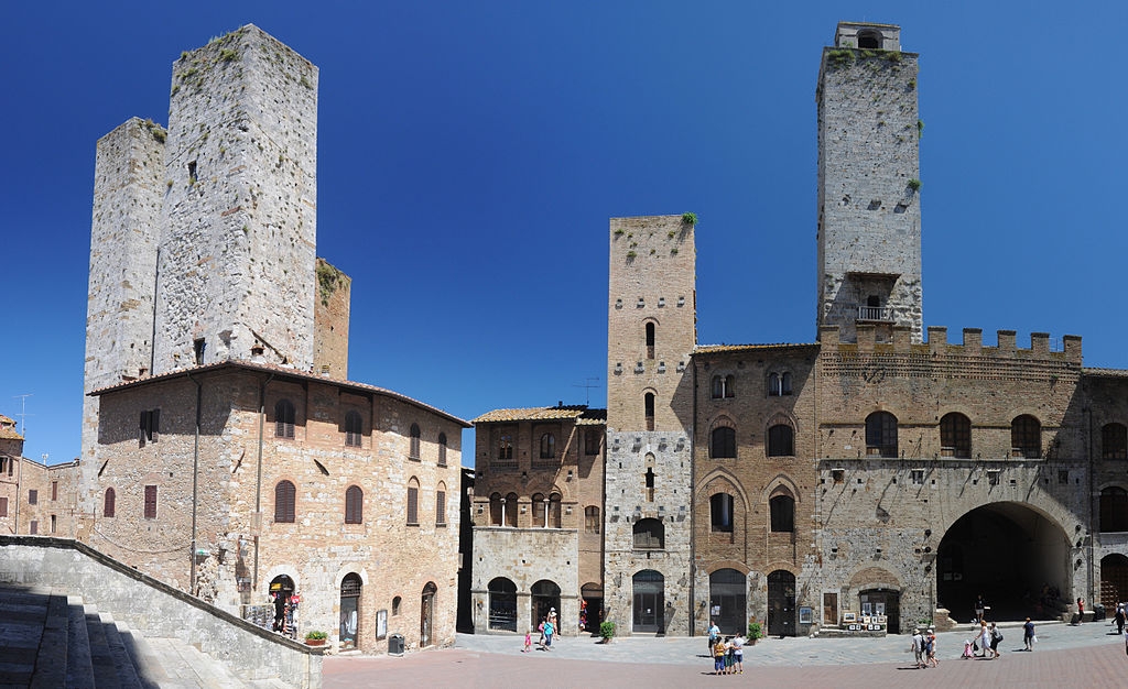   San Gimignano (Itália) - Fica na região da Toscana. Fundada no século 3 a.C. Foi um importante local para as peregrinações até Roma pela Via Francigena. Tem muitas obras de arte  dos séculos 14 e 15. Sua população é de cerca de 3,2 mil moradores.  Reprodução: Flipar