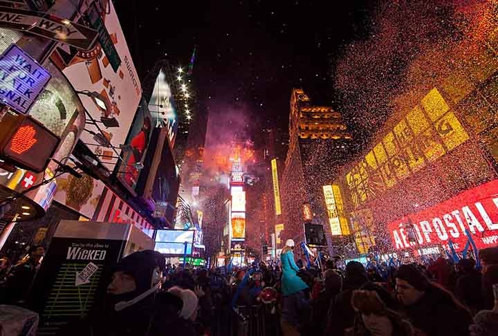 Nova York (Times Square, EUA)
Milhares de pessoas assistem à tradicional queda da bola iluminada, com shows ao vivo e uma atmosfera icônica. A
Times Square é uma das áreas mais vibrantes do mundo, famosa por seus letreiros luminosos e atividades culturais. Reprodução: Flipar