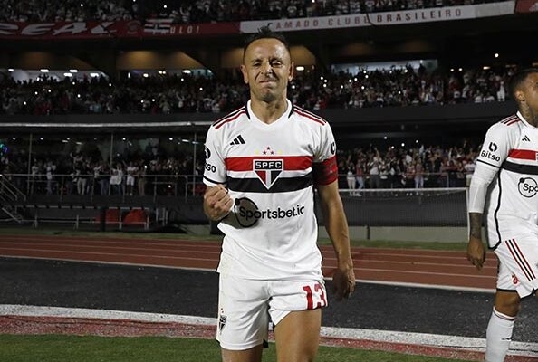 RAFINHA - Sempre apoiando, dava opções aos companheiros em todos os momentos. Defensivamente, ele atuou com segurança. CLASSIFICAÇÃO 7,0 – FOTO: Rubens Chiri / saopaulofc.net Reprodução: Jogada10