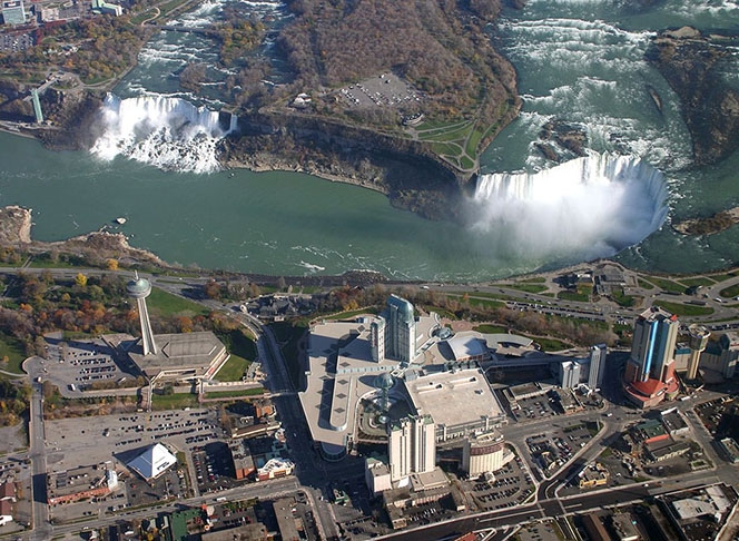 Cataratas do Niágara - Ficam entre os lagos Erie e Ontário, entre a província de Ontário (Canadá) e o estado de York (Estados Unidos).  Reprodução: Flipar