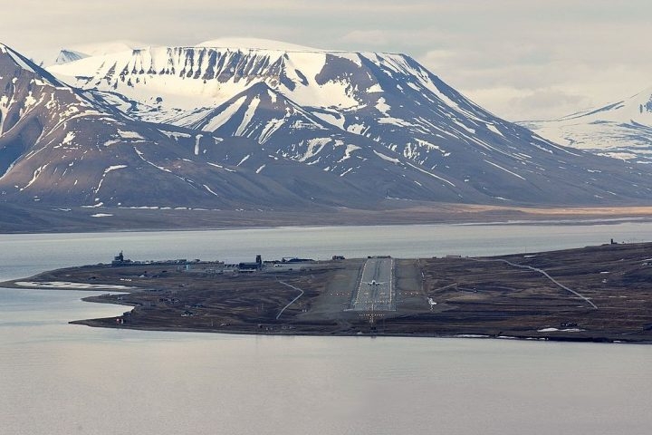 O Aeroporto de Svalbard, localizado em um arquipélago no extremo norte da Noruega, pode deixar de existir por consequência direta do aquecimento global. Reprodução: Flipar