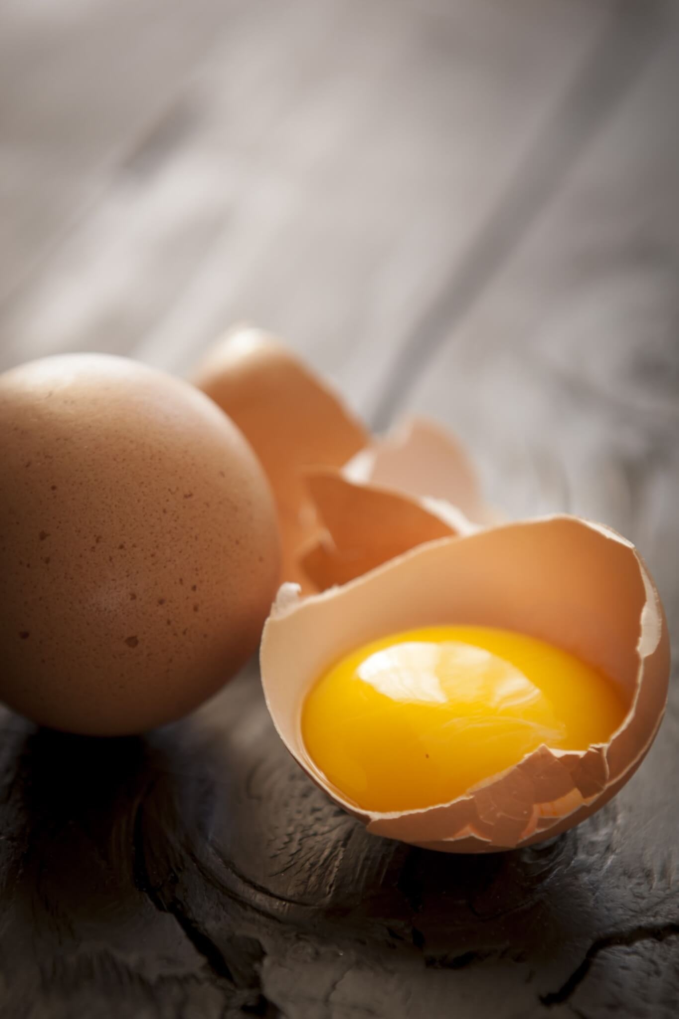 2. Gema de ovo Segundo a nutricionista Simone Abreu, nos ovos é possível encontrar todos os aminoácidos de que o corpo precisa para boa imunidade, transporte de nutrientes, fabricação de hormônios e produção de tecidos. Reprodução: EdiCase