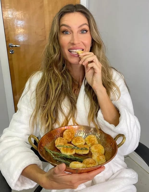 Gisele Bündchen - A supermodelo internacional, de origem gaúcha, segue uma dieta de vegetais e cereais. Seu ex-marido Tom Brady, astro do futebol americano, seguia a mesma toada. Porém, a brasileira já confessou que adora pão de queijo (e, pela regra vegana, não vale consumir derivado de produto animal, no caso o leite). Então... trata-se de uma vegana que às vezes rompe a norma caindo na tentação.  Reprodução: Flipar