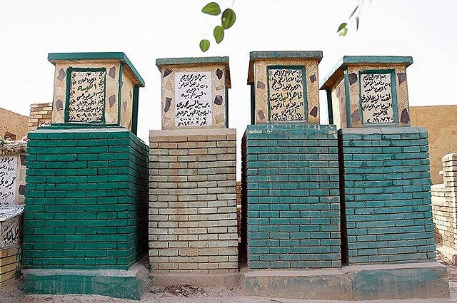 Sepulturas familiares organizadas em pequenas construções de tijolo.. Foto: Reprodução/WIKICOMMONS