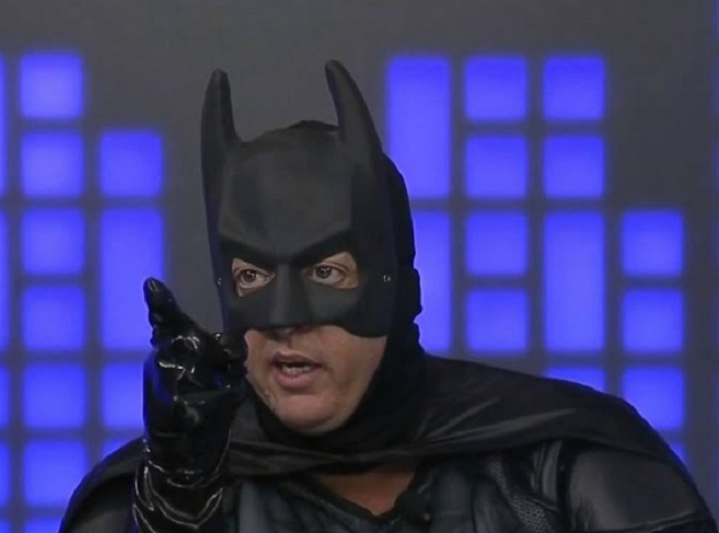 O apresentador Benjamin Back, à época no Fox Sports Rádio, perdeu uma aposta e apareceu fantasiado de Batman durante uma edição do programa em 2014. Ele tinha cravado a classificação do São Paulo no Campeonato Paulista, mas o time acabou sendo eliminado pelo Penapolense. Reprodução: Flipar