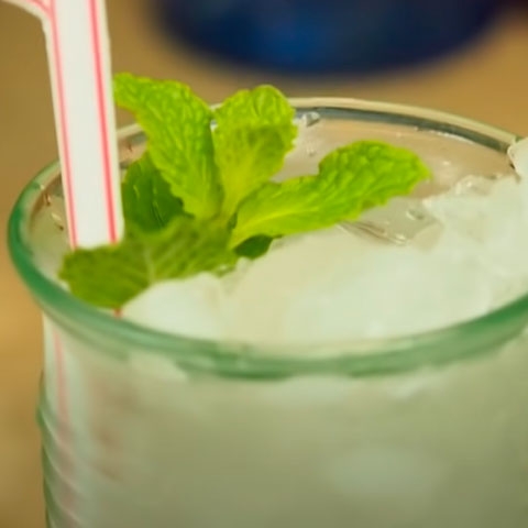 Mojito é uma bebida que é preparada com rum branco, açúcar, suco de limão, água com gás, um ramo de hortelã e gelo picado.  Reprodução: Flipar