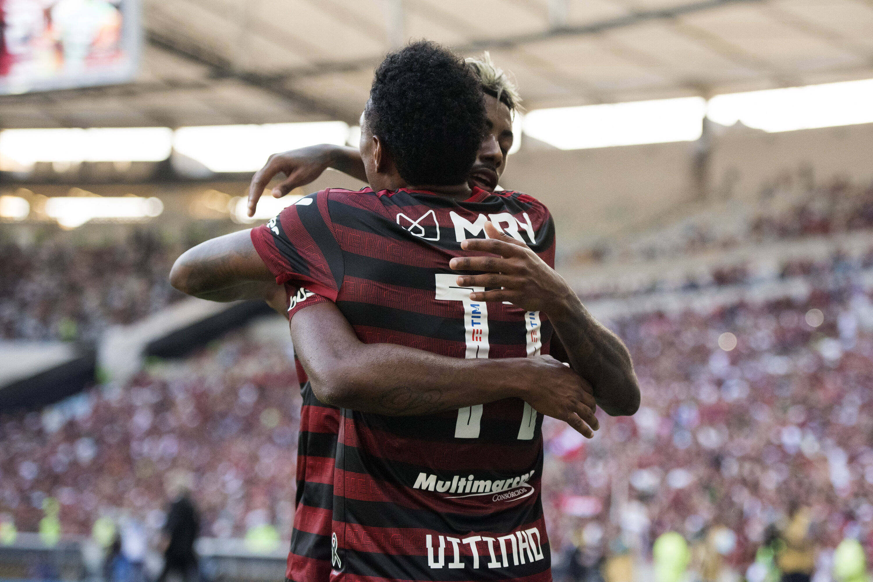 Bruno Henrique e Vitinho marcaram os gols do Flamengo contra o Corinthians. Foto: Delmiro Junior/Photo Premium/Agencia O Globo