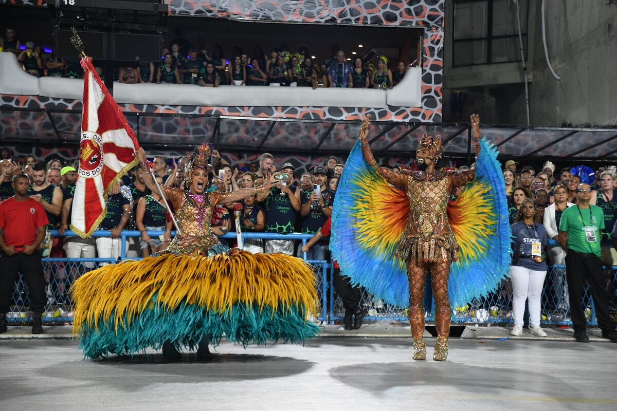 Por fim, o quesito referente ao casal de Mestre-Sala e Porta-Bandeira é avaliado quanto à adequação da roupa para a dança. Além disso, os jurados procuram identificar beleza e bom gosto. A fantasia deve estar de acordo com o enredo é adequada para que o casal possa fazer sua dança com fluidez e leveza. Reprodução: Flipar