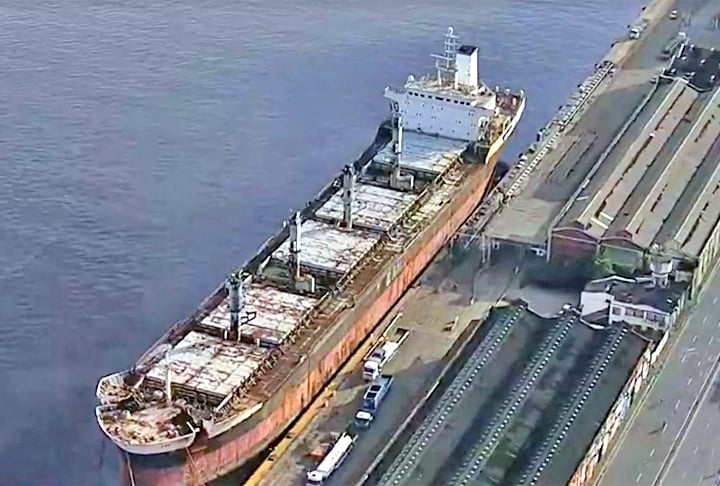 O Navio São Luiz, que colidiu com a Ponte Rio-Niterói, foi rebocado do porto do Rio de Janeiro após quase dois anos ancorado no local. Depois de uma disputa judicial, a embarcação foi comprada por uma empresa turca por valor superior a R$ 6 milhões e será conduzida até o país europeu.

 Reprodução: Flipar