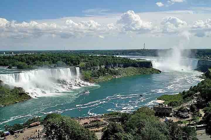 Toronto recebe cerca de 27,5 milhões de turistas por ano, sendo uma das cidades mais visitadas da América do Norte. Seu turismo é impulsionado por atrações icônicas, diversidade cultural, grandes eventos e a proximidade das Cataratas do Niágara. Veja alguns atrativos. Reprodução: Flipar