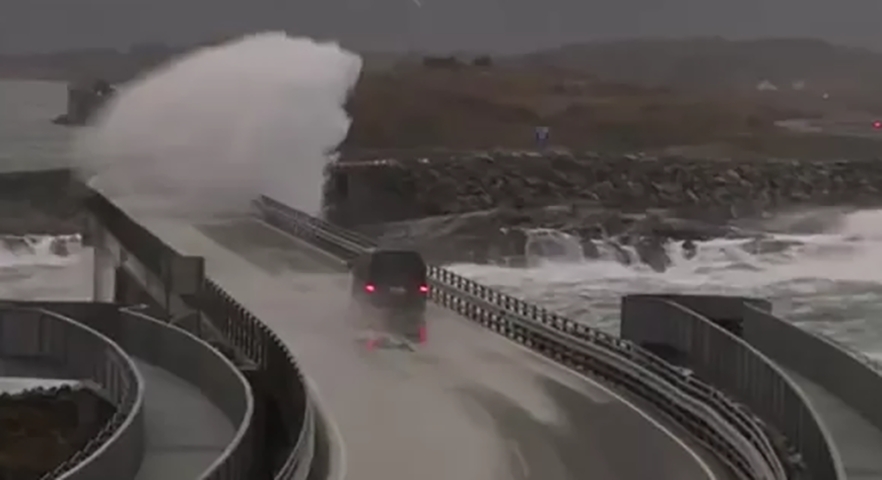 A estrada tem muitas curvas - uma delas especialmente acentuada e assustadora, dando impressão de que o carro vai perder o controle e cair.  No mês de outubro, tempestades são mais comuns no Atlântico e ondas gigantes atingem as pontes. Reprodução: Flipar