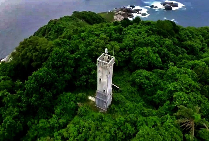 Desde 1925, um farol automático está instalado na parte mais plana da ilha, mantido e conservado pela Marinha. Mas sem necessidade de alguém no local.  Reprodução: Flipar