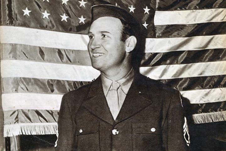 Durante a Segunda Guerra Mundial, Autry interrompeu sua carreira cinematográfica para servir no Exército do Ar dos Estados Unidos, onde atuou como piloto e instrutor de voo. 
 Reprodução: Flipar