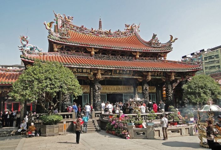 Para os turistas, Taiwan oferece paisagens naturais deslumbrantes, como o Parque Nacional Taroko e o Lago Sun Moon, além de templos tradicionais chineses, como o Templo Longshan (foto) e o Templo Confucius.. Foto: Reprodução: Flipar