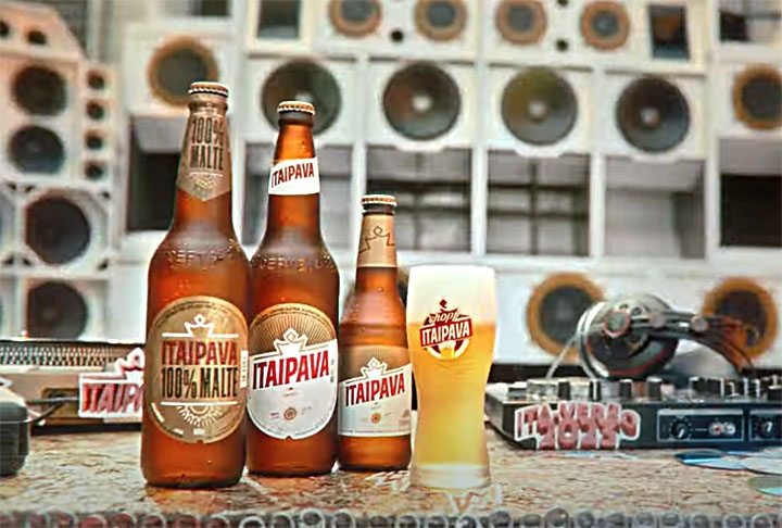 As cervejas do tipo Pilsen são conhecidas no mercado por serem mais leves e descontraídas. Elas têm aquela pegada ideal para quem prefere sabores mais sutis. O nome Pilsen se refere à sua cidade de origem, que hoje é parte da República Tcheca, mas ela também apresenta variações alemãs.  Reprodução: Flipar