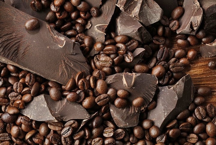 Vários chocolates também contêm café em sua composição. Também a versão ao leite como a dark, para quem prefere chocolate meio amargo.  Reprodução: Flipar